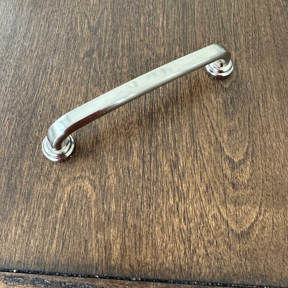 Cabinet pulls and knobs